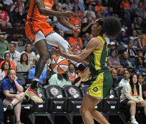 NBA常规赛集结日再迎强敌，菲尼克斯太阳刷新队史纪录，主帅态度——质疑声仍在，更衣室氛围转暖的简单介绍-开云体育app